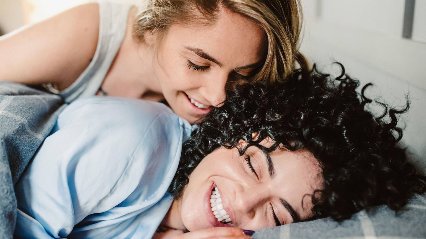 Eine neue Studie untersuchte erstmals die Beziehung von Schlaf und Sex.