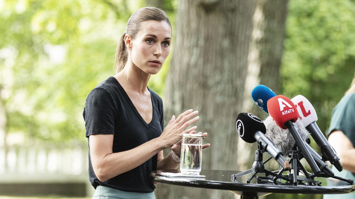 Party-Premier: Aufgrund einiger Party-Videos sah sich Finnlands Premierministerin Sanna Marin gezwungen, eine Pressekonferenz abzuhalten Aufgrund einiger Party-Videos sah sich Finnlands Premierministerin Sanna Marin gezwungen, eine Pressekonferenz abzuhalten