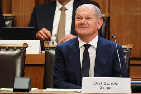 Bundeskanzler Olaf Scholz lächelt im Cum-Ex-Untersuchungsausschuss