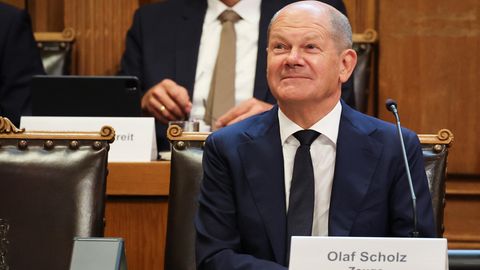 Bundeskanzler Olaf Scholz lächelt im Cum-Ex-Untersuchungsausschuss