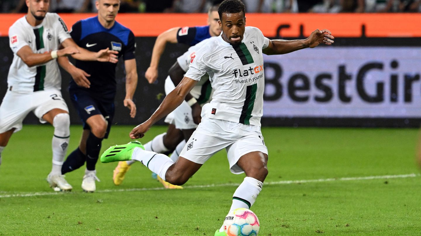 Alassane Plea schießt gegen Hertha BSC einen Elfmeter