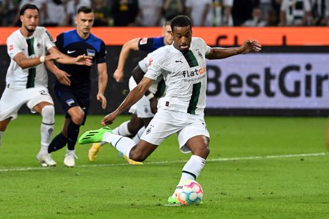 Alassane Plea schießt gegen Hertha BSC einen Elfmeter