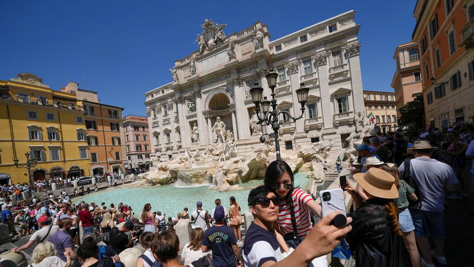 Touristen am Trevi-Brunnen in Rom im Juni 2022