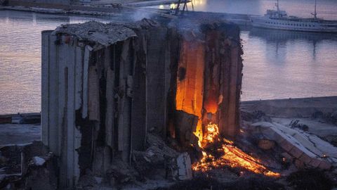 Aus einem brennenden Silo im Hafen von Beirut fließt brennendes Getreide