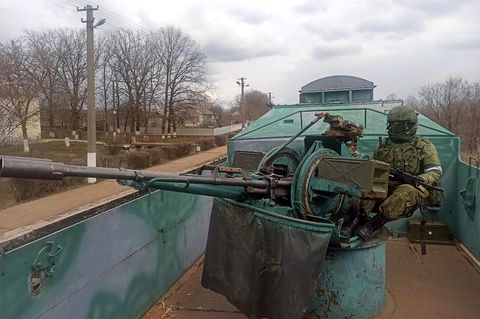Ukraine: Russische Truppen auf dem Weg nach Cherson (Symbolbild). Auch Pawel Filatjew war an der Eroberung der Stadt beteiligt. 