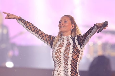 Mit ausgebreiteten Armen steht Helene Fischer bei ihrem Konzert in München auf der Bühne