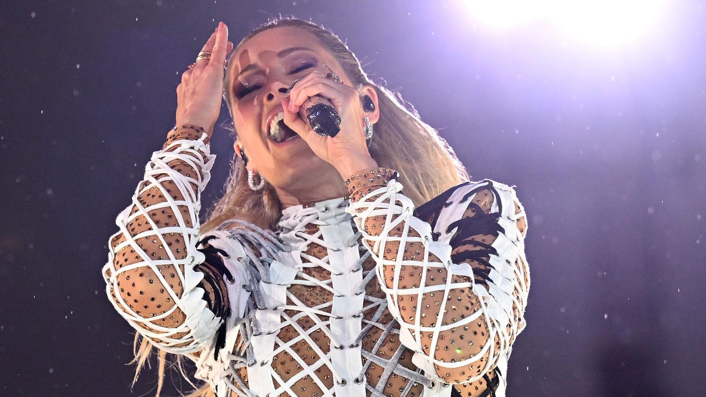 Helene Fischer singt bei ihrem Open-Air-Konzert in der Messe München
