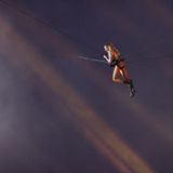 An Seilen schwebte sie in mehreren Metern Höhe über dem Publikum