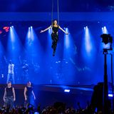 Mehrmals wechselte die Sängerin ihr Outfit: vom geschnürten Fransenkleid zum schwarzen Body mit schwarzer Hose
