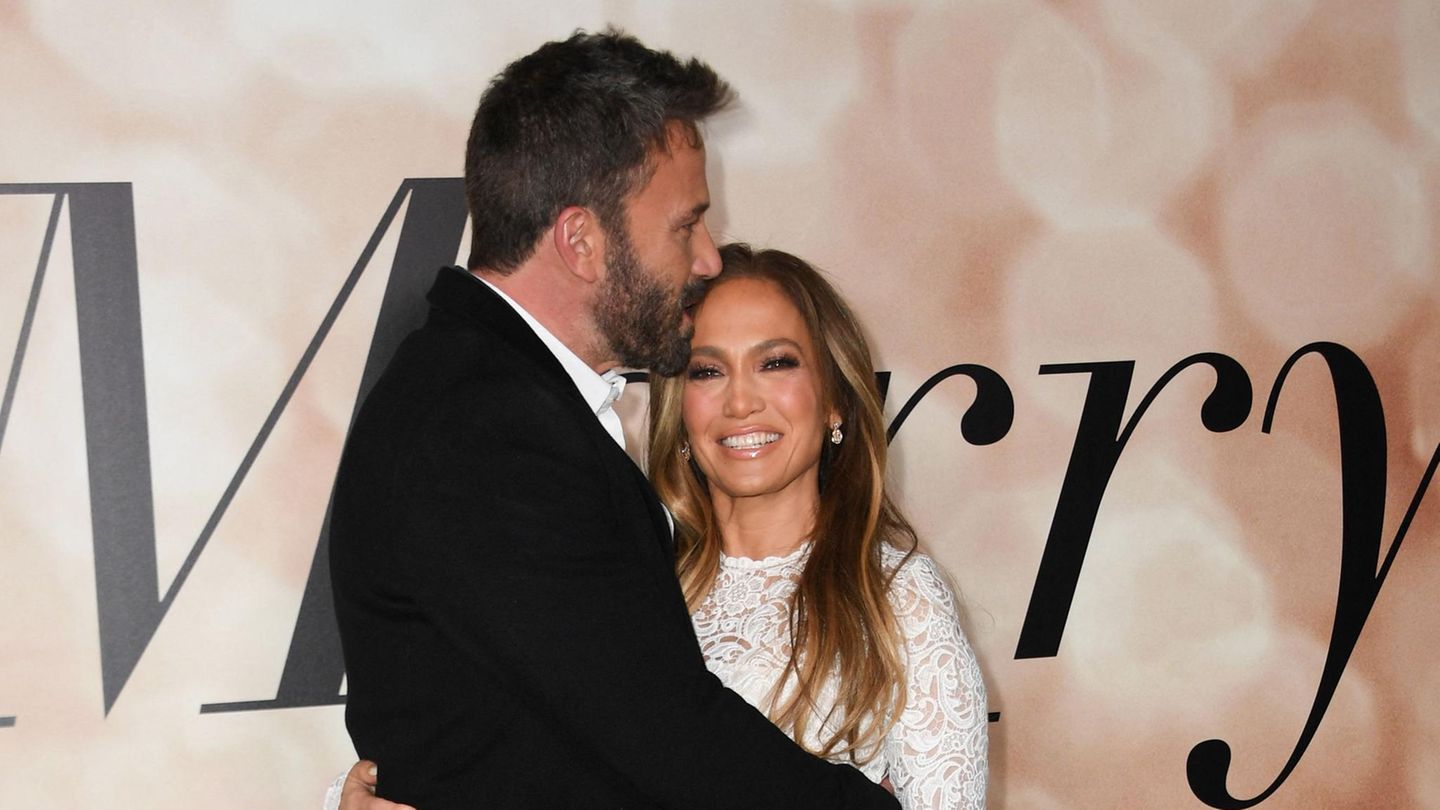 Jennifer Lopez and Ben Affleck say yes for a second time
