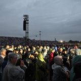 Der Regen ließ mit der Zeit nach. Doch bis dahin waren die Fans längst pitschnass. Bei den Regenmassen halfen auch Regencapes kaum. 
