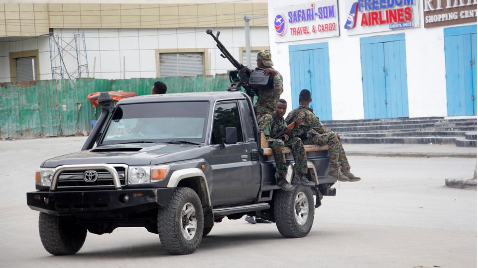 Soldaten patrouillieren vor dem Hayat Hotel in Mogadischu