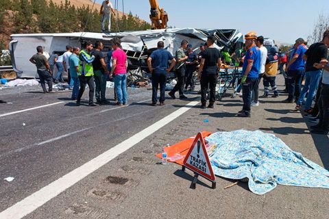 Rettungskräfte auf der Autobahn nach einem Verkehrsunfall in der Türkei