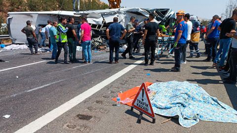 Rettungskräfte auf der Autobahn nach einem Verkehrsunfall in der Türkei