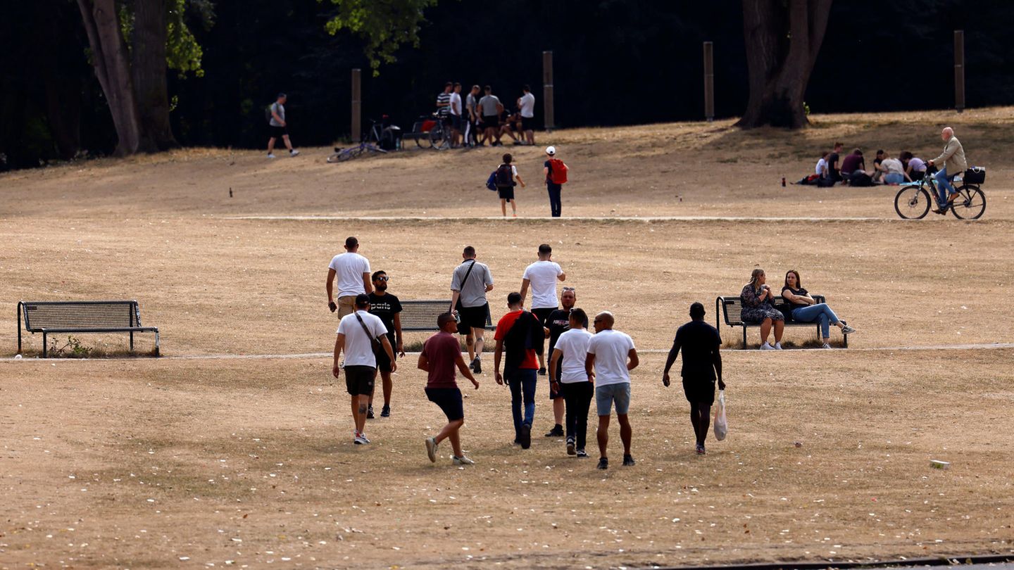 Passanten in einem von der Dürre ausgetrockneten Park