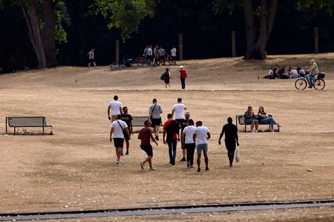 Passanten in einem von der Dürre ausgetrockneten Park