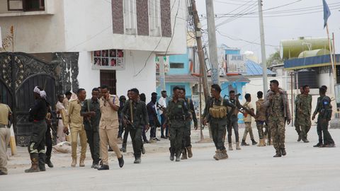 Mogadischu: Soldaten patrouillieren nach einem Angriff militanter Islamisten
