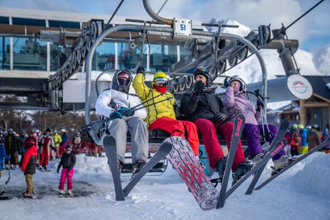 Menschen fahren mit dem Skilift