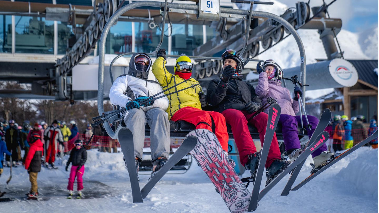 Menschen fahren mit dem Skilift