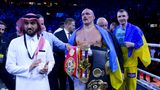 Usyk behält nach dem knappen Punkte-Urteil (115:113, 113:115, 116:112) seine Gürtel der Verbände WBA, IBF, WBO und IBO.