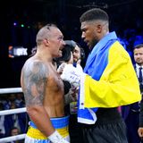 Nach der knappen, aber völlig verdienten Niederlage in einem hochklassigen Duell mit Schwergewichtsweltmeister Oleksandr Usyk warf der völlig frustrierte Joshua zwei WM-Gürtel des Ukrainers zu Boden, stürmte frustriert aus dem Ring - und kehrte für eine abstruse und mit Schimpfwörtern übersäte Rede zurück. Statt Usyk das Scheinwerferlicht zu überlassen, stahl er dem verdienten Champion respektlos den Moment des Triumphs.