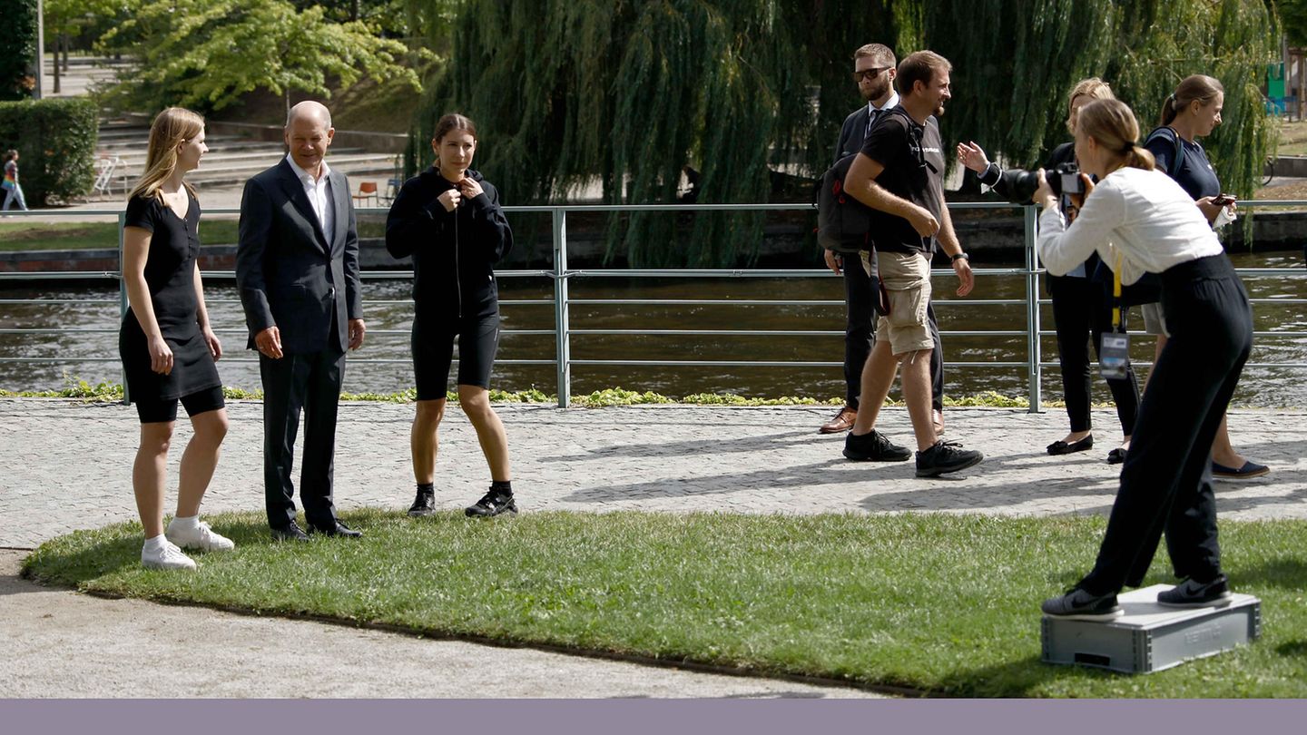 Im Kanzleramt: Es fängt an wie ein ganz normaler Foto-Termin, den Bundeskanzler Olaf Scholz beim Tag der offenen Tür im Bundeskanzleramt wohl dutzend- wenn nicht hundertfach absolviert: zwei Frauen posieren für ein Foto mit Scholz Es fängt an wie ein ganz normaler Foto-Termin, den Bundeskanzler Olaf Scholz beim Tag der offenen Tür im Bundeskanzleramt wohl dutzend- wenn nicht hundertfach absolviert: zwei Frauen posieren für ein Foto mit Scholz