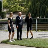 Es fängt an wie ein ganz normaler Foto-Termin, den Bundeskanzler Olaf Scholz beim Tag der offenen Tür im Bundeskanzleramt wohl dutzend- wenn nicht hundertfach absolviert: zwei Frauen posieren für ein Foto mit Scholz