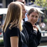 Doch dann tauschen die Frauen einen Blick, die eine greift sich an den Reißverschluss ihrer Jacke