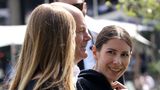Doch dann tauschen die Frauen einen Blick, die eine greift sich an den Reißverschluss ihrer Jacke