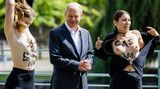 Und dann stehen beide mit nacktem Oberkörper und "Gasembargo now"-Schriftzug neben Scholz. Der Kanzler schaut eher interessiert und amüsiert als schockiert