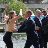 Mit offenbar geübtem Griff rückt der Personenschützer der Demonstrantin zu Leibe