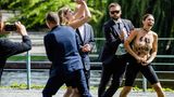 Die halbnackten Damen sind schnell abgeführt, doch ihr Ziel, Aufmerksamkeit für ihre Forderung zu erregen, haben sie erreicht – wie unter anderem diese Bilderstrecke zeigt