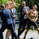 Die halbnackten Damen sind schnell abgeführt, doch ihr Ziel, Aufmerksamkeit für ihre Forderung zu erregen, haben sie erreicht – wie unter anderem diese Bilderstrecke zeigt