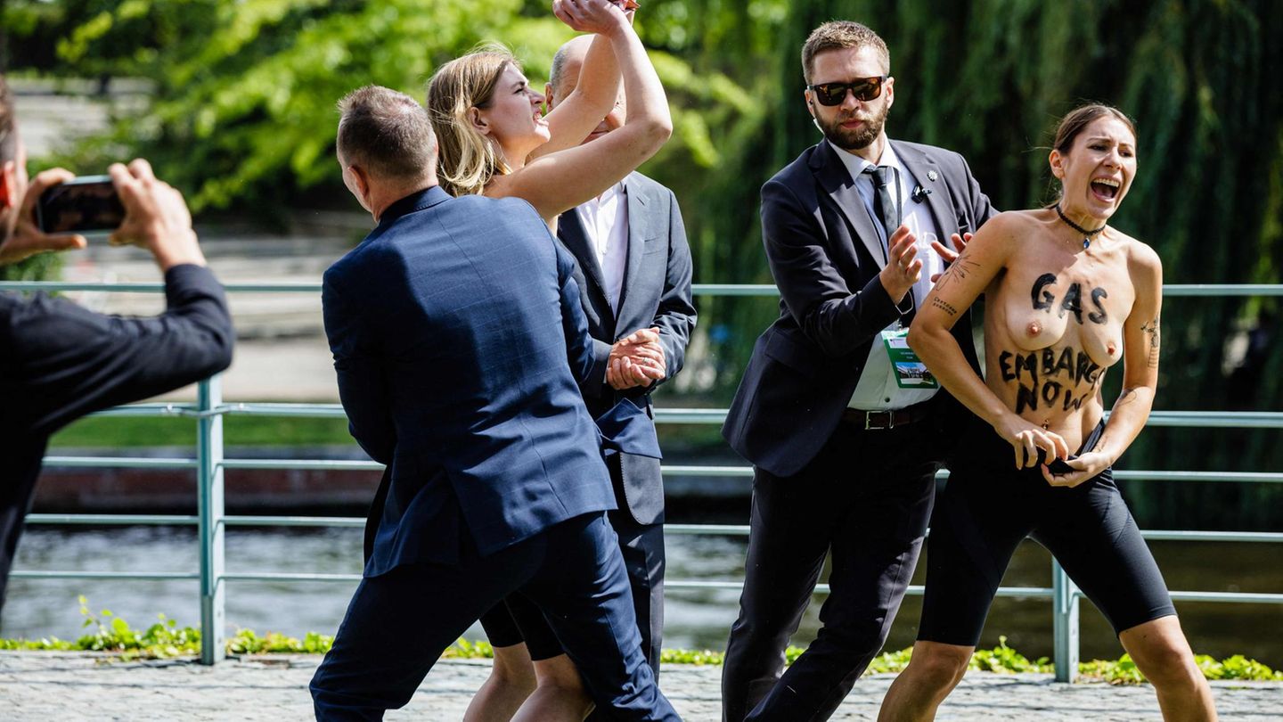 Die halbnackten Damen sind schnell abgeführt, doch ihr Ziel, Aufmerksamkeit für ihre Forderung zu erregen, haben sie erreicht – wie unter anderem diese Bilderstrecke zeigt