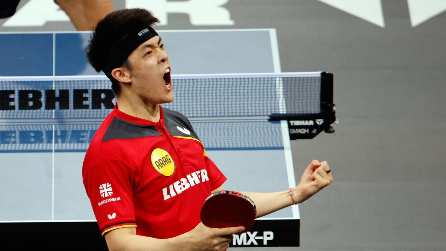 Alle deutschen Gewinner: GOLD: Dang Qiu im Tischtennis-Einzel der Herren. Qiu besiegt den Slowenen Darko Jorgic mit 4:1 (10:12, 14:12, 11:8, 11:9, 11:2) und sorgte so im Tischtennis-Endspiel für den viel gefeierten Abschluss der Titelkämpfe. "Natürlich ist das irgendwo unerwartet. Jetzt bin ich erstmal sprachlos. Ich kann es noch gar nicht fassen, um ehrlich zu sein", sagte Qiu, dessen Worte im laustarken Applaus beinahe untergingen. "Wenn man Mister Europameisterschaft Timo Boll aus dem Turnier wirft, muss man vielleicht auch das Turnier gewinnen", scherzte Qiu. GOLD: Dang Qiu im Tischtennis-Einzel der Herren. Qiu besiegt den Slowenen Darko Jorgic mit 4:1 (10:12, 14:12, 11:8, 11:9, 11:2) und sorgte so im Tischtennis-Endspiel für den viel gefeierten Abschluss der Titelkämpfe. "Natürlich ist das irgendwo unerwartet. Jetzt bin ich erstmal sprachlos. Ich kann es noch gar nicht fassen, um ehrlich zu sein", sagte Qiu, dessen Worte im laustarken Applaus beinahe untergingen. "Wenn man Mister Europameisterschaft Timo Boll aus dem Turnier wirft, muss man vielleicht auch das Turnier gewinnen", scherzte Qiu.