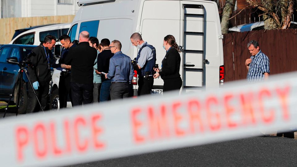 Ermittler der Polizei in Auckland, Neuseeland, am Wohnsitz der Familie, die die Koffer mit den Leichen ersteigert hat