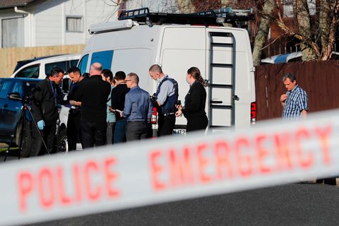 Ermittler der Polizei in Auckland, Neuseeland, am Wohnsitz der Familie, die die Koffer mit den Leichen ersteigert hat