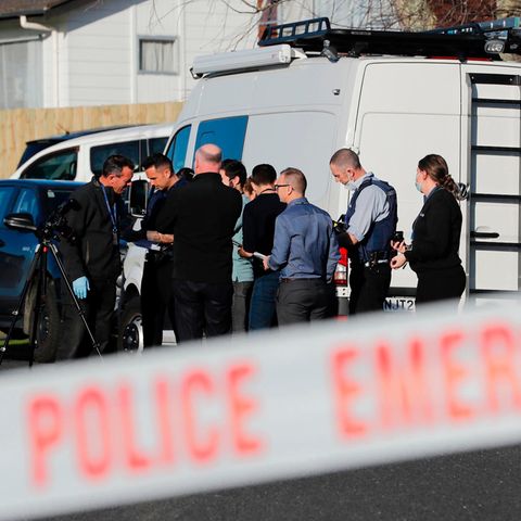 Ermittler der Polizei in Auckland, Neuseeland, am Wohnsitz der Familie, die die Koffer mit den Leichen ersteigert hat