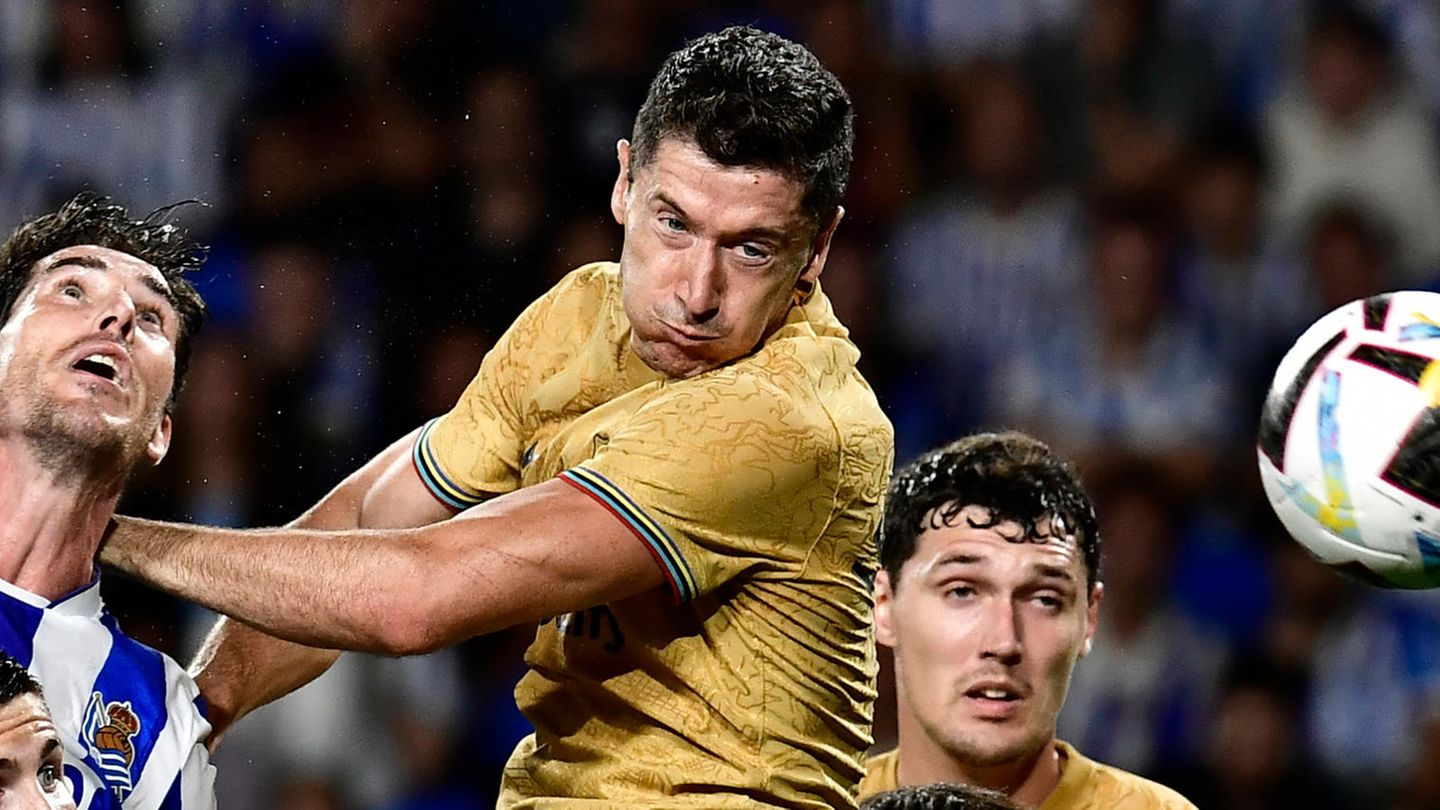 Robert Lewandowski bei einem Kopfballversuch gegen Real Sociedad San Sebastián. Die beiden Tore erzielte er mit dem Fuß