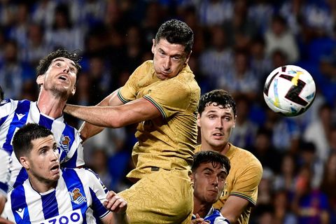 Robert Lewandowski bei einem Kopfballversuch gegen Real Sociedad San Sebastián. Die beiden Tore erzielte er mit dem Fuß