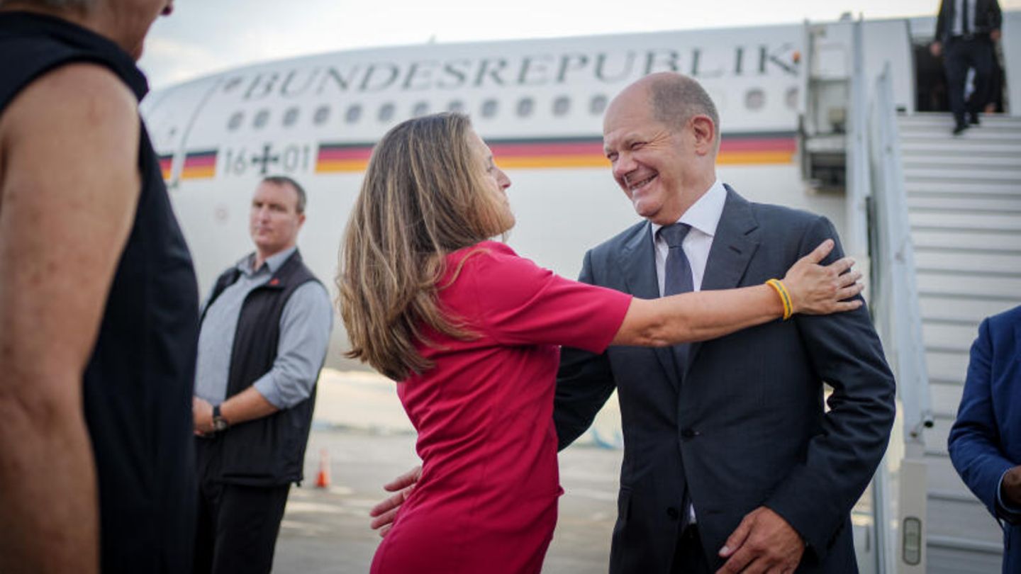 Bundeskanzler Olaf Scholz wird in Kanada von Chrystia Freeland, Finanzministerin und Vize-Premierministerin von Kanada begrüßt