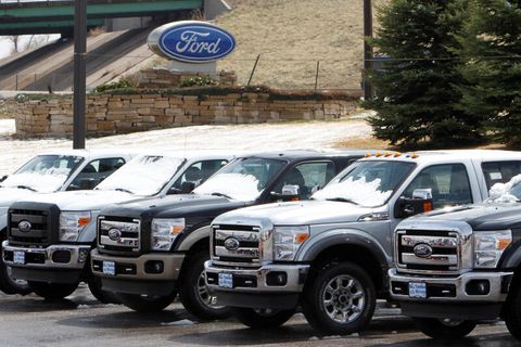 Neue F-250 Modelle stehen vor einem Autohaus in den USA.