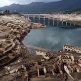 Beeindruckend ist, wie die Überreste des Dorfes Aceredo in Nordspanien durch die sinkenden Pegelstände wieder zum Vorschein kommen – und vermutlich aufgrund der anhaltenden Trockenheit auch nicht so schnell wieder verschwinden. Die Ortschaft war Anfang der 90er Jahre geflutet worden, um an der Grenze zu Portugal einen Stausee zu schaffen. Unser Bild wurde im Februar 2022 aufgenommen.