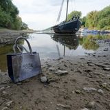 Im Rhein kommen zahllose Alltagsgegenstände zum Vorschein, die die Menschen achtlos in den Fluß werfen. Die Tasche des Mineralwassers Ahrtal Quelle bei Bad Honnef mahnt dabei an die Flutkatastrophe, bei der nicht zu wenig, sondern zu viel Wasser zu einer tödlichen Katastrophe führte.