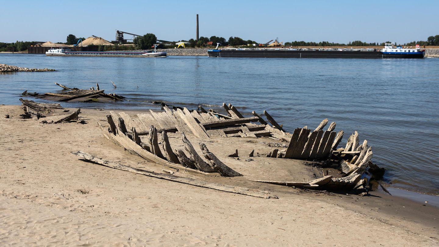 De Hoop 1 ist ein bekanntes Wrack im Rhein in Emmerich, das 1895 gesunken ist. Jetzt, in der Zeit niedriger Pegelstände, taucht sein Gerippe aus den Fluten auf.