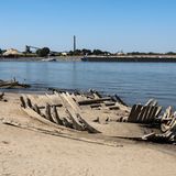 De Hoop 1 ist ein bekanntes Wrack im Rhein in Emmerich, das 1895 gesunken ist. Jetzt, in der Zeit niedriger Pegelstände, taucht sein Gerippe aus den Fluten auf.