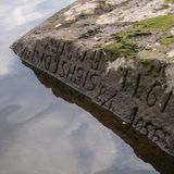 Dass die Lage ernst ist, weiß man spätestens, wenn sie sichtbar werden: Hungersteine wie der im tschechischen Děčín warnen vor schweren Zeiten. Die älteste Inschrift des bekanntesten Hungersteins stammt aus dem Jahr 1616 und lautet: "Weine nicht, Mädchen, wenn es trocken ist, gieße das Feld."