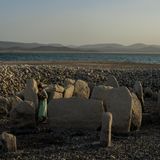 Der Valdecanas-Stausee, ebenfalls in Spanien, hat sogar ein prähistorisches Grab (Dolmen) freigelegt. Der Steinkreis wird auch Stonehenge von Spanien genannt und ist nach Schätzungen von Wissenschaftlern rund 7000 Jahre alt.