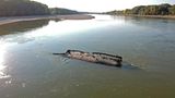 Auch in der Donau wie hier im ungarischen Vámosszabadi werden Zeugen der Vergangenheit sichtbar: Hier ist es ein Schiffswrack aus dem Zweiten Weltkrieg