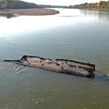 Auch in der Donau wie hier im ungarischen Vámosszabadi werden Zeugen der Vergangenheit sichtbar: Hier ist es ein Schiffswrack aus dem Zweiten Weltkrieg